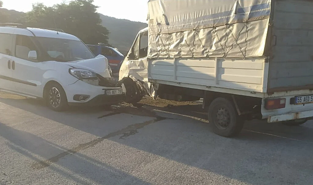 Samsun'da kamyonet ile hafif ticari araç çarpıştı, 3 kişi yaralandı