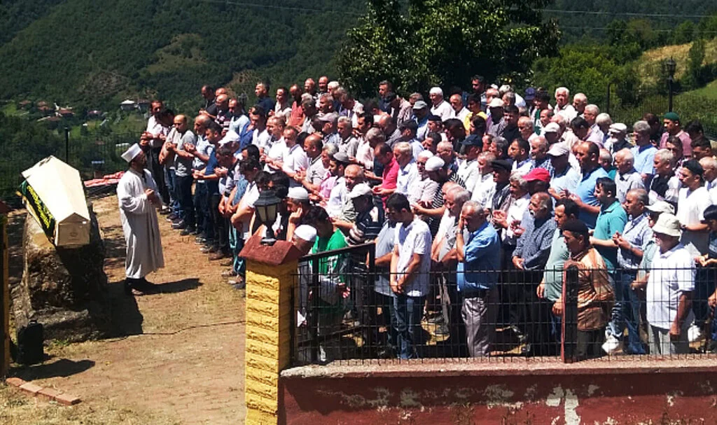 Samsun'da oğlunu kurtarmak isterken boğulan baba Karabük'te defnedildi