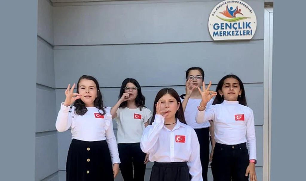 Samsun'da Öğrenciler 15 Temmuz Şehitlerini İşaret Dili ile Andılar