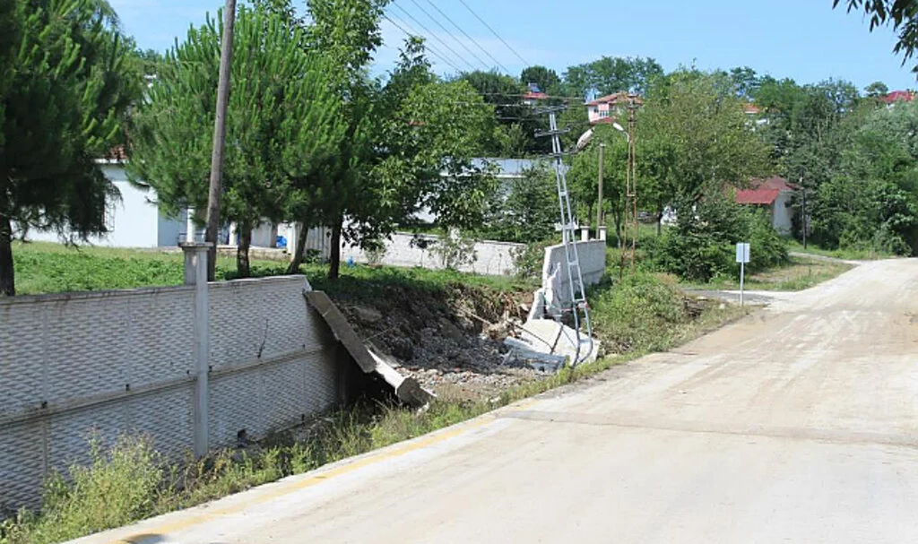 Samsun'da Okulun İstinat Duvarı Sel Sularına Dayanamadı
