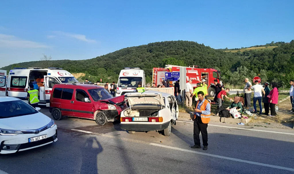 Samsun'da Otomobil ile Hafif Ticari Aracın Çarpıştığı Kazada 4 Kişi Yaralandı