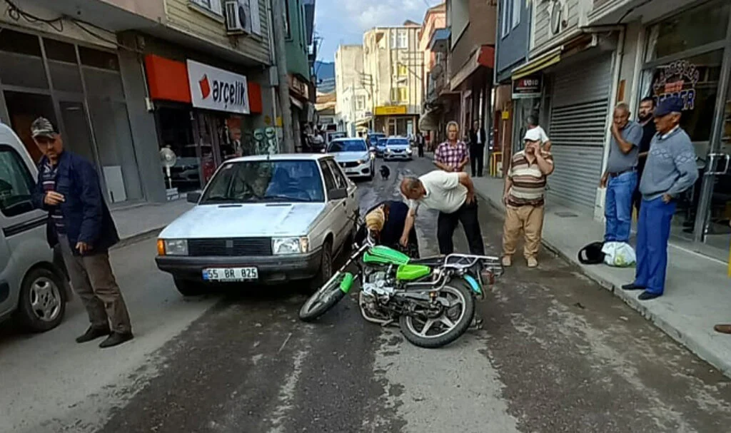 Samsun'da Otomobil ile Motosiklet Çarpıştı: 2 Yaralı