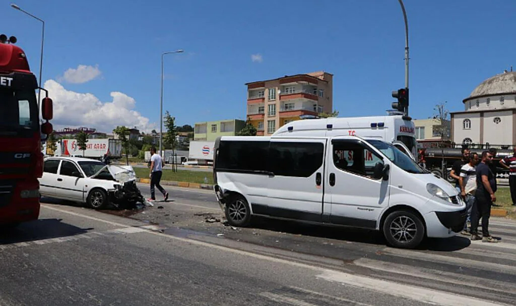 Samsun'da Otomobil Kırmızı Işıkta Bekleyen Ticari Araca Arkadan Çarptı: 2 Yaralı