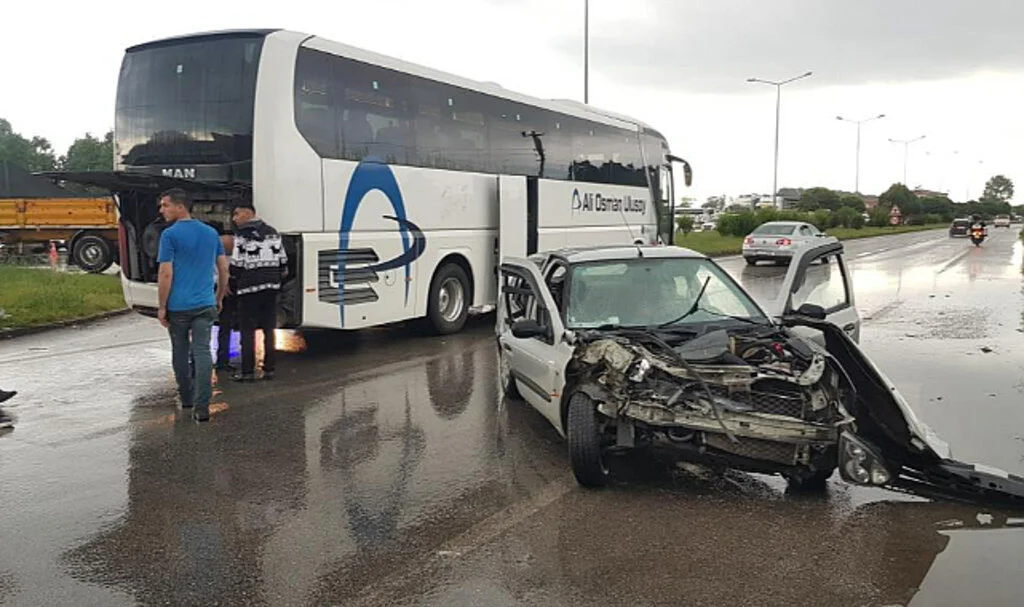 Samsun’da Otomobil Otobüse Çarptı: 3 Yaralı