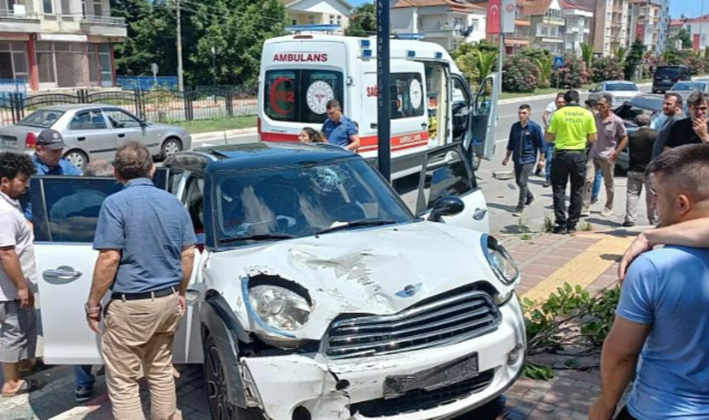 Samsun'da Otomobil Park Halindeki Araca Çarptı: 2 Yaralı