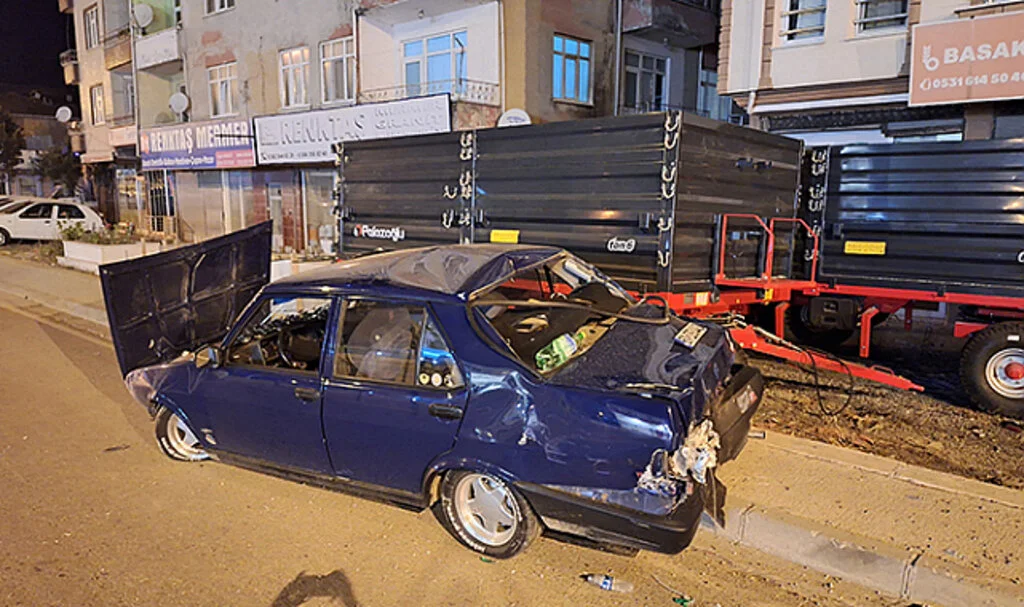 Samsun'da Otomobil Trafoya Çarptı