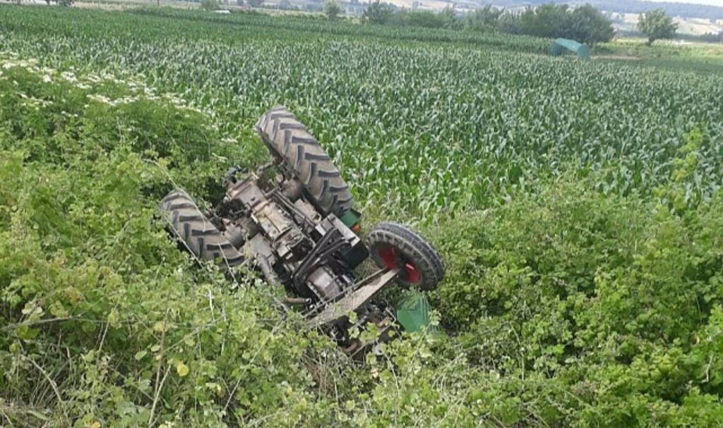 Samsun'da Otomobil Traktöre Çarptı: 2 Yaralı