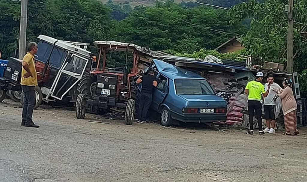 Samsun'da park halindeki traktörlere çarpan otomobilin sürücüsü yaralandı