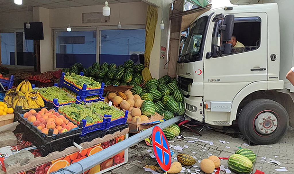 Samsun'da Park Halindeyken Hareket Eden Kamyonun Çarptığı Kişi Yaralandı