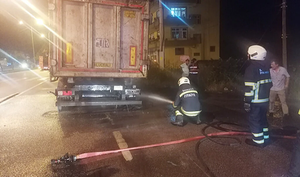 Samsun'da Seyir Halindeki Tırın Lastiği Alev Aldı