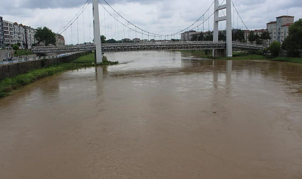 Samsun'da Yeşilırmak Çamur Aktı
