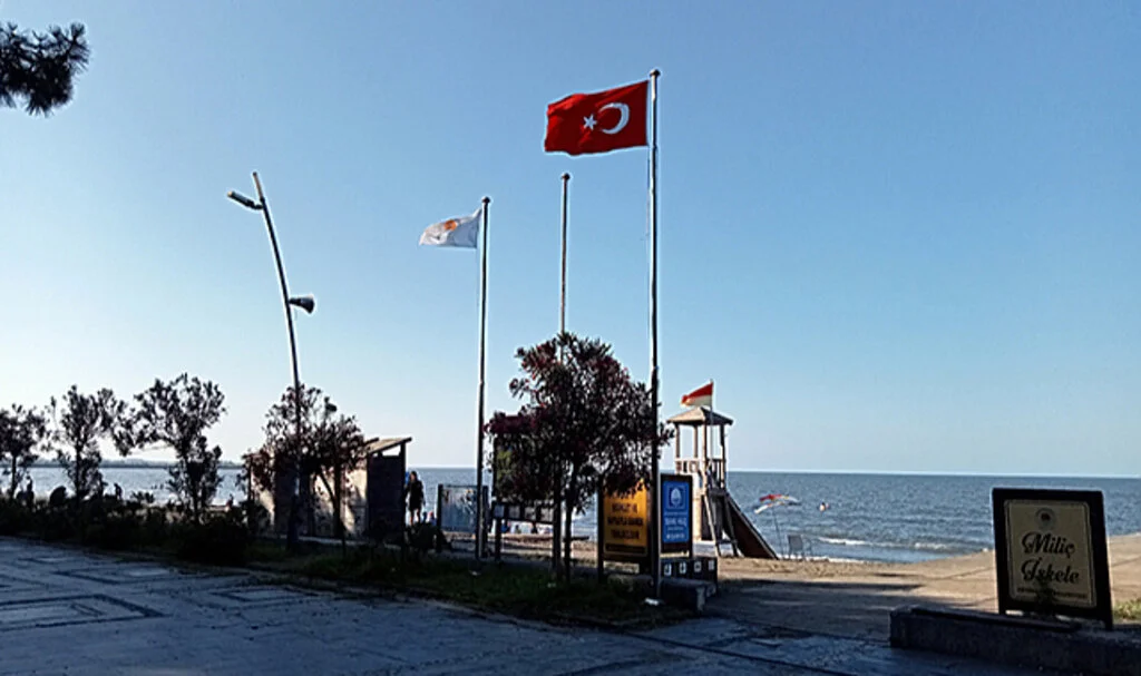 Samsun'daki Miliç Plajı Ziyaretçilerine Yeşil ile Maviyi Bir Arada Sunuyor