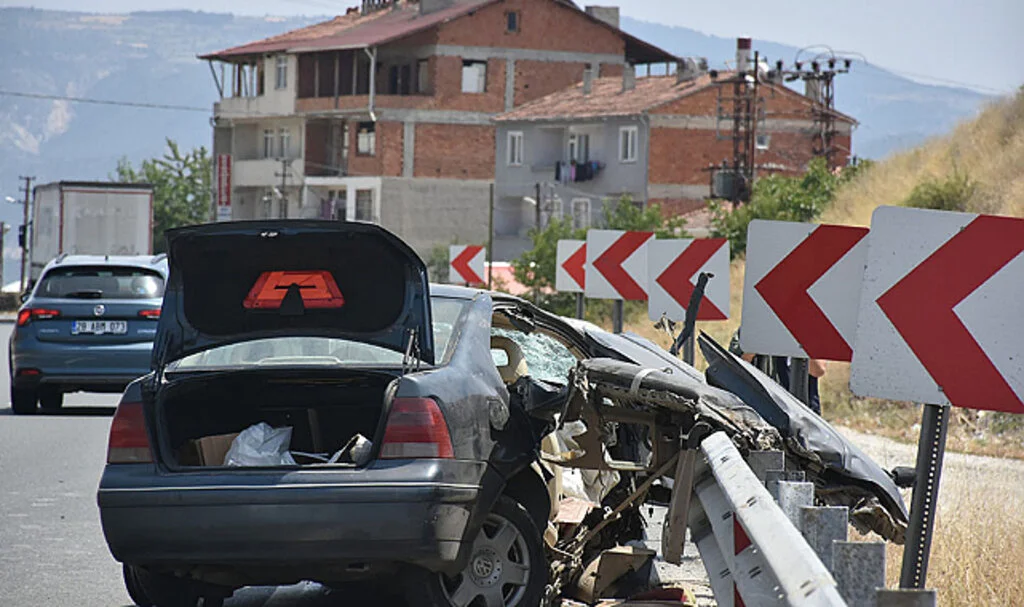 Samsun'dan İstanbul'a Giderken Bariyerlere Çarptı