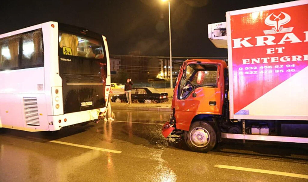 Samsun Kavak'ta Kamyonet Otobüse Çarptı: 1 Yaralı
