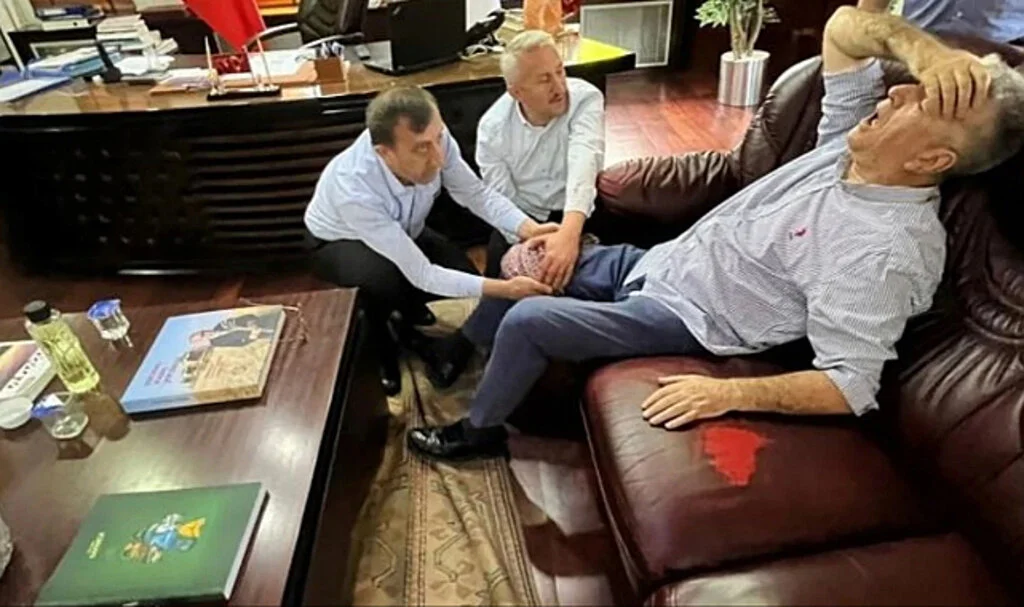 Sapanca Belediye Başkanı'nın Makam Odasında Silahlı Saldırı! Bacağından Vuruldu, Acılar İçinde Kıvrandı