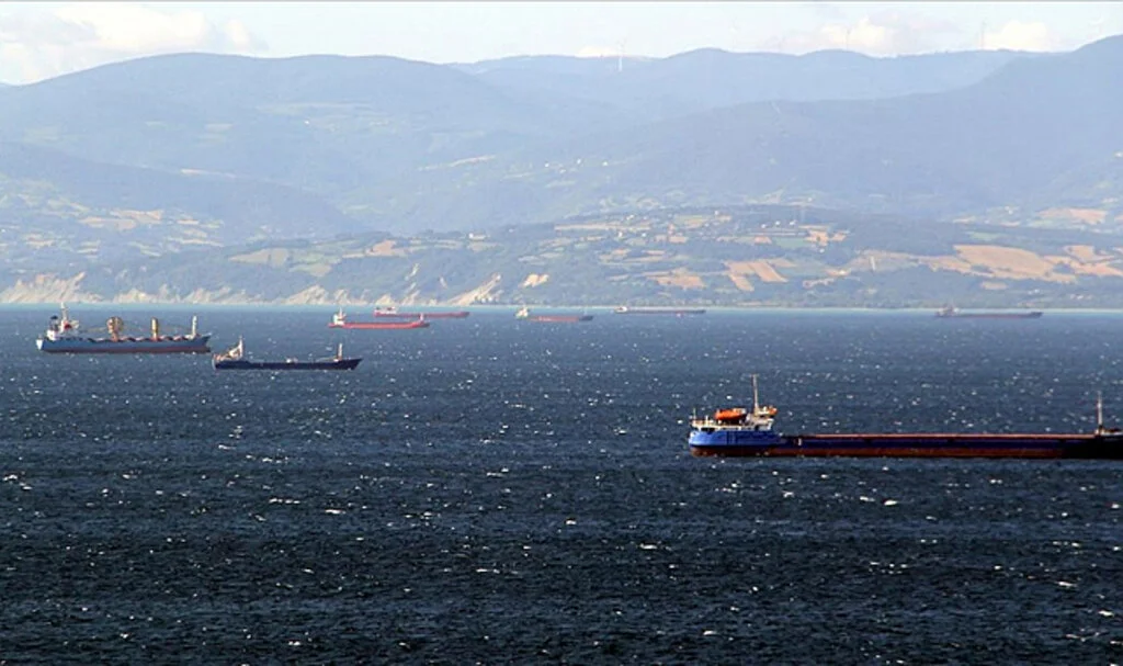 Sinop'ta Kuvvetli Rüzgar Nedeniyle Gemiler Limana Sığındı