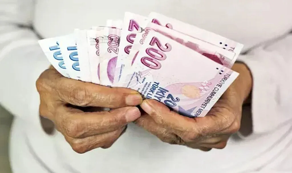 SON DAKİKA: Emekli Maaş Zammı Oranı Değişir Mi? Bahçeli’nin Sözlerinin Ardından Kulisler Hareketlendi: Meclis Koridorlarında O İhtimal Konuşuluyor