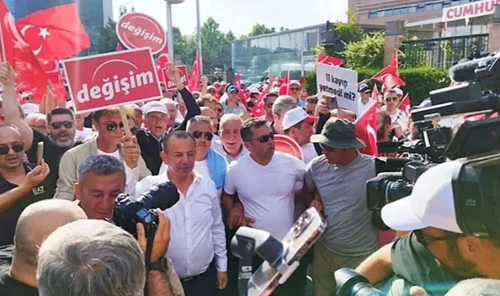 Tanju Özcan CHP Genel Merkezi’nde
