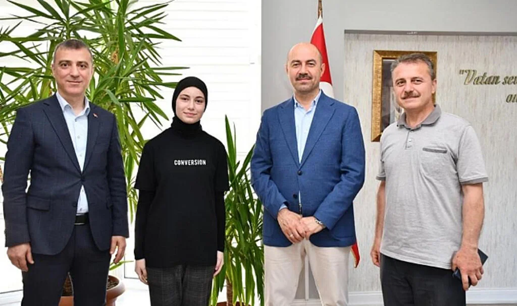 Terme Belediye Başkanı Kılıç'tan LGS'de Derece Yapan Öğrencilere Ödül