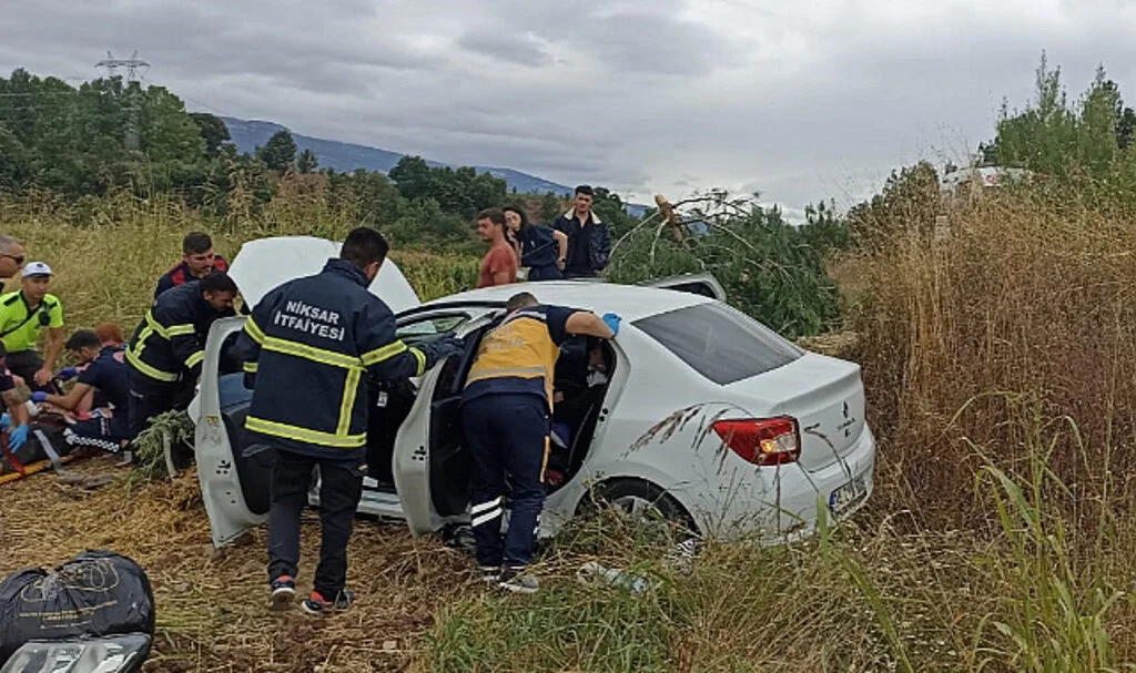 Tokat'ta devrilen otomobildeki 4 kişi yaralandı