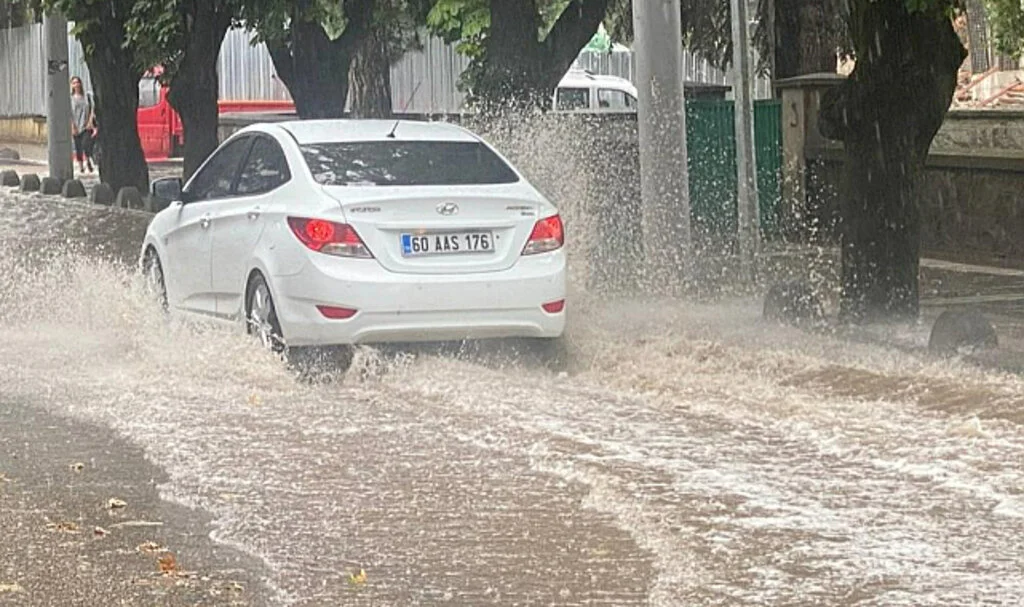 Tokat'ta Etkili Olan Sağanak Yağış Hayatı Olumsuz Etkiledi