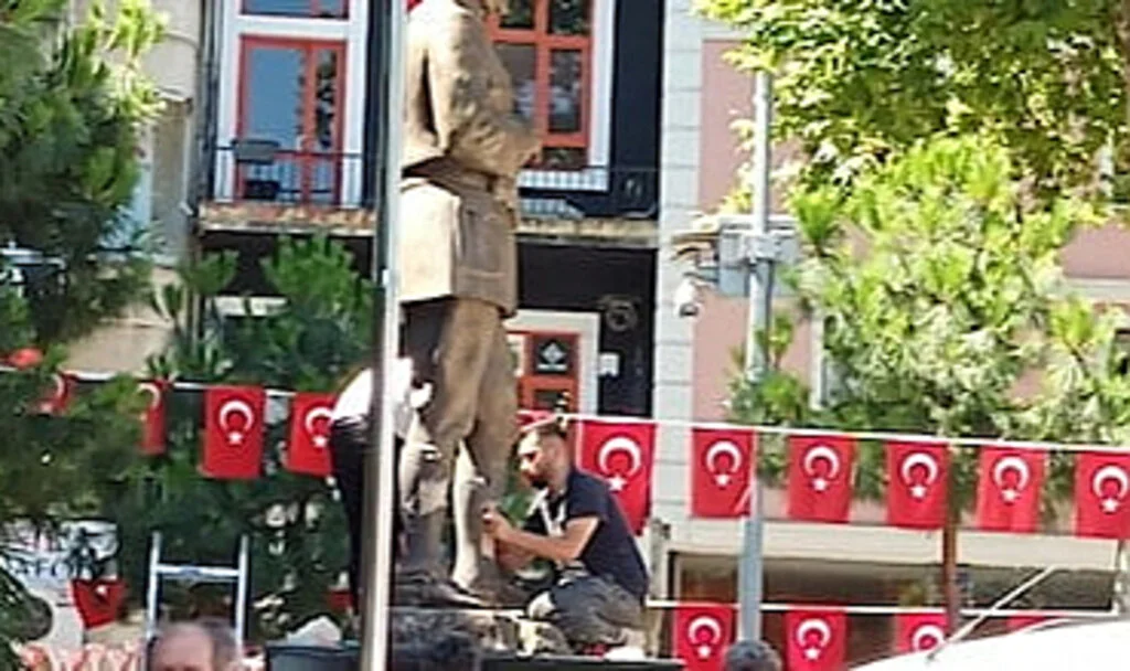 Trabzon’da Atatürk Anıtı’na Çirkin Saldırı