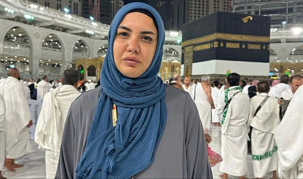 Umre Ziyareti Yapan Fulya Öztürk, Tesettürlü Fotoğraflarını Paylaştı: Rabbim Nasip Etti