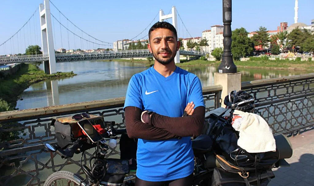 Üniversite Öğrencisi Genç Bisikletiyle Karadeniz’i Turluyor