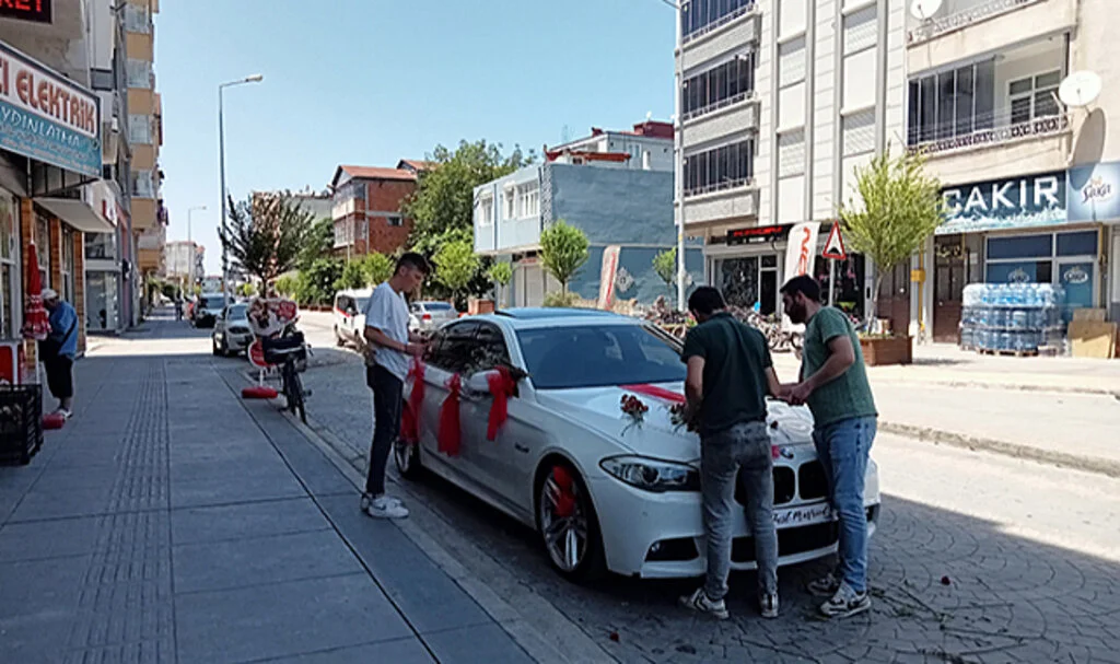 Yaz Mevsiminin Gelmesiyle Çiçekçi ve Düğün Organizasyoncularının Mesaisi Arttı