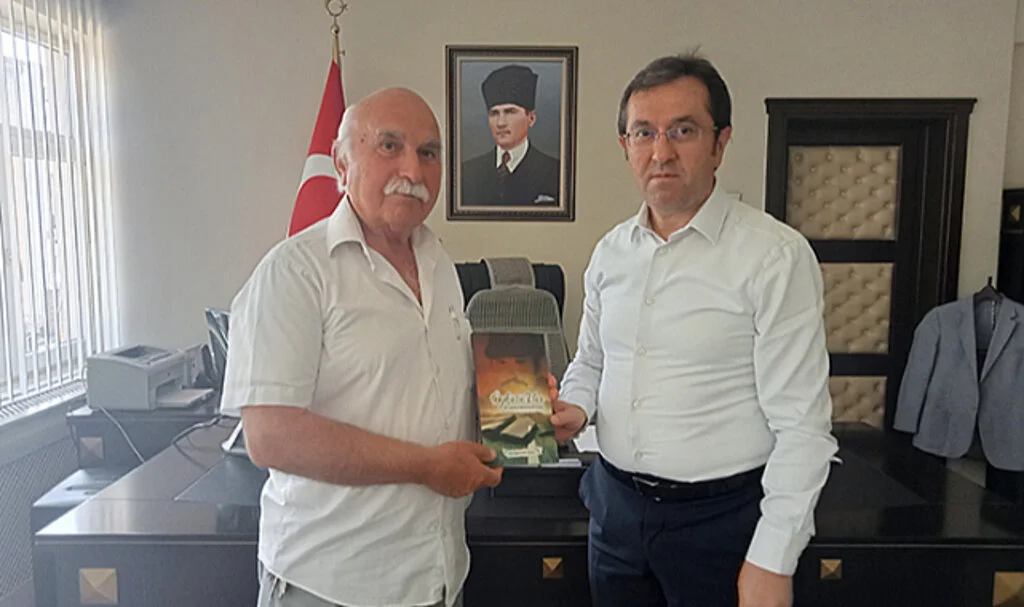 Yazar Özen, Terme Kaymakamı Maytalman'a Yeni Kitabını Takdim Etti