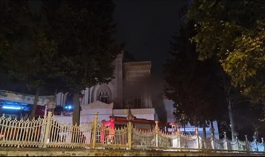 Yıldız Hamidiye Camii’nde Gece Yarısı Yangın Çıktı