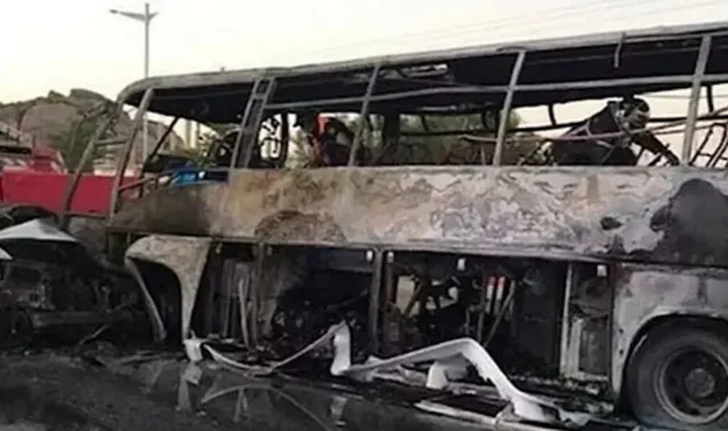 Yolcu Otobüsü ile Otomobil Çarpıştı: Onlarca Ölü Var