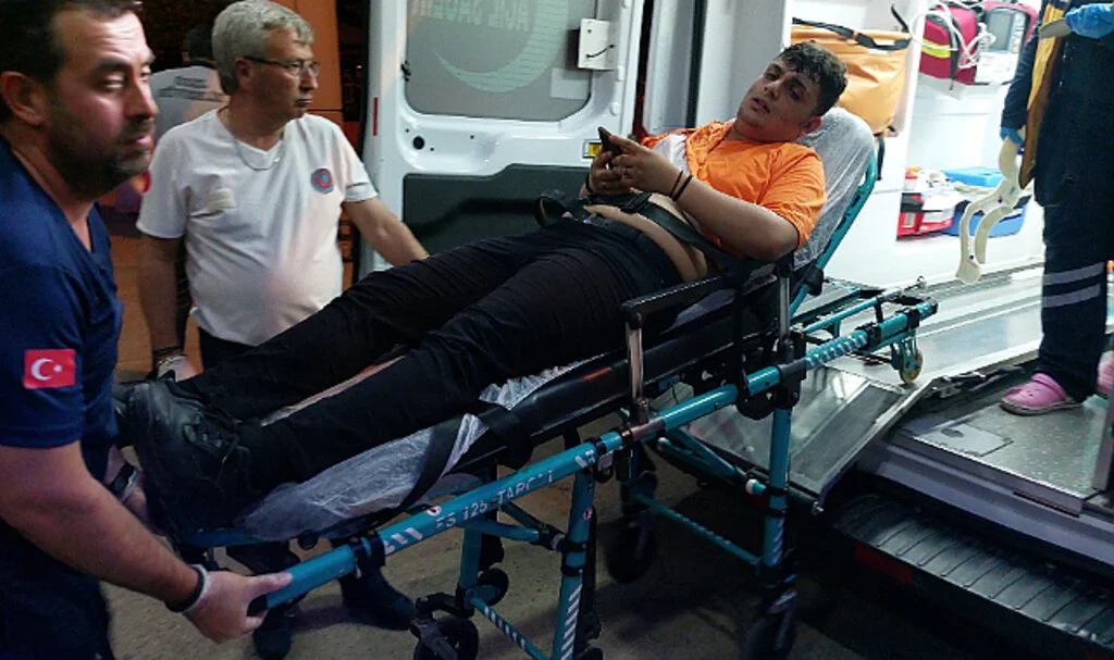 Yolda yürürken omzundan bıçaklandı