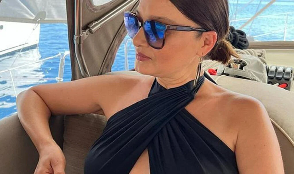 16 Kilo Veren Nurgül Yeşilçay Merdivenlere Sere Serpe Uzandı! "Maşallah"
