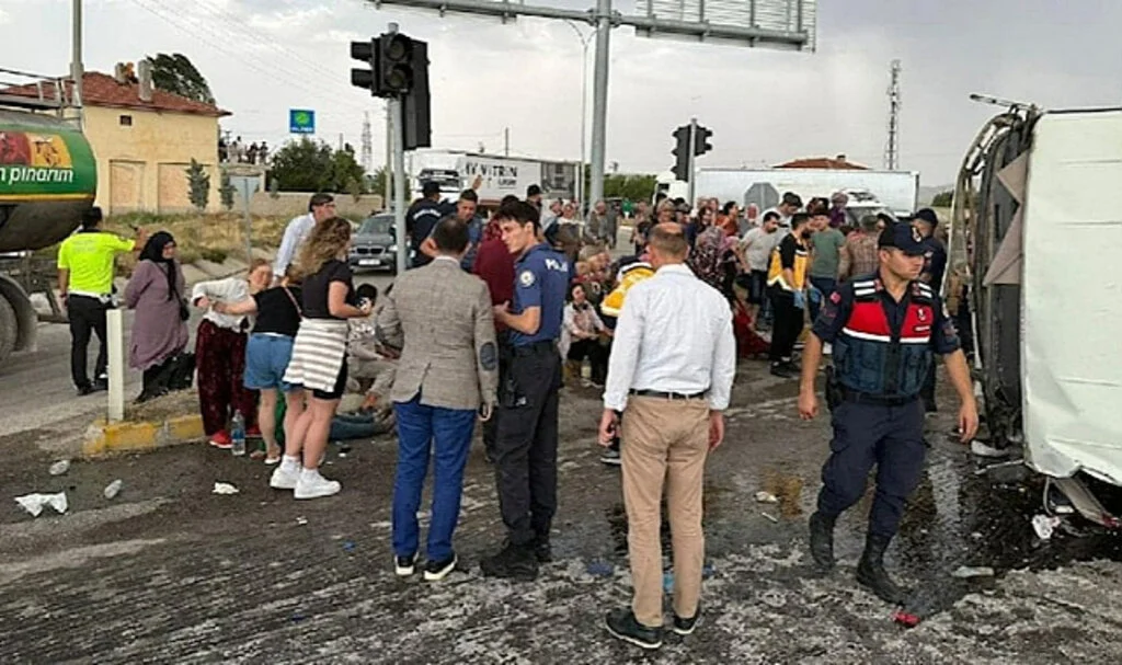 Afyonkarahisar’da Minibüs ile Kamyon Çarpıştı: 25 Yaralı