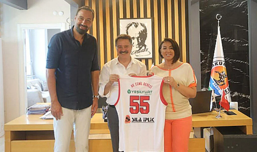 Ahmet  Ahlatçı ve Cemil Deveci'ye Samsunspor Basketbol forması 