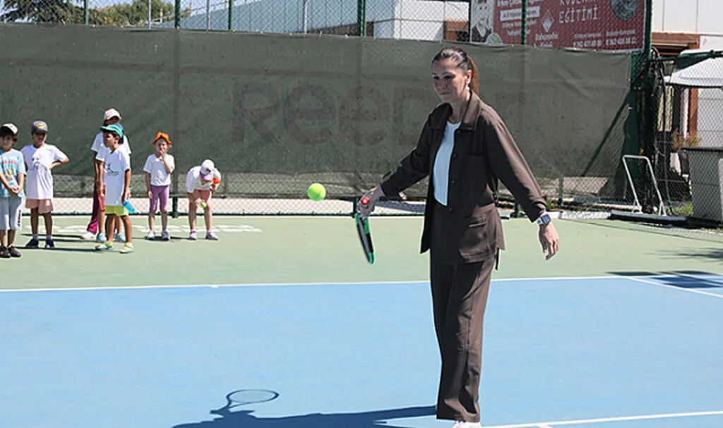 AK Parti Genel Başkan Yardımcısı Karaaslan, Samsun'da Gençlerle Tenis Oynadı