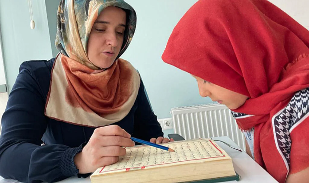 Alaçam'da Gençlik Merkezi'nde Kur'an-ı Kerim Kursu Veriliyor