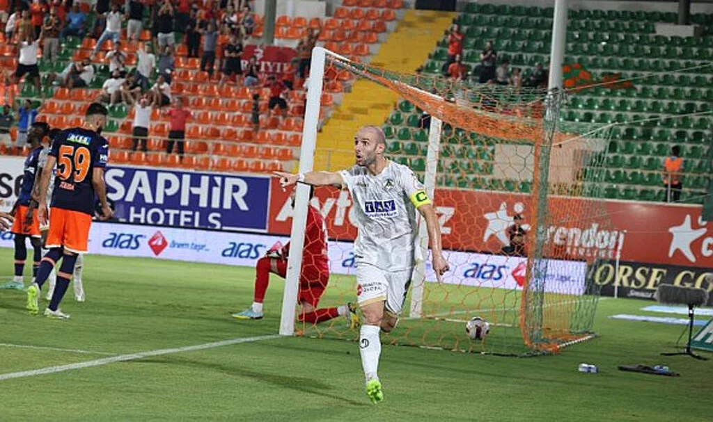 Alanyaspor, Başakşehir'i 2 golle geçti