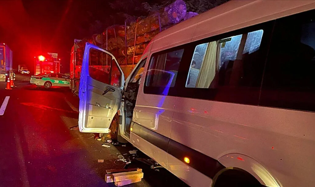 Anadolu Otoyolu'nda Tıra Çarpan Minibüsteki 20 Kişi Yaralandı 1 Kişi Öldü