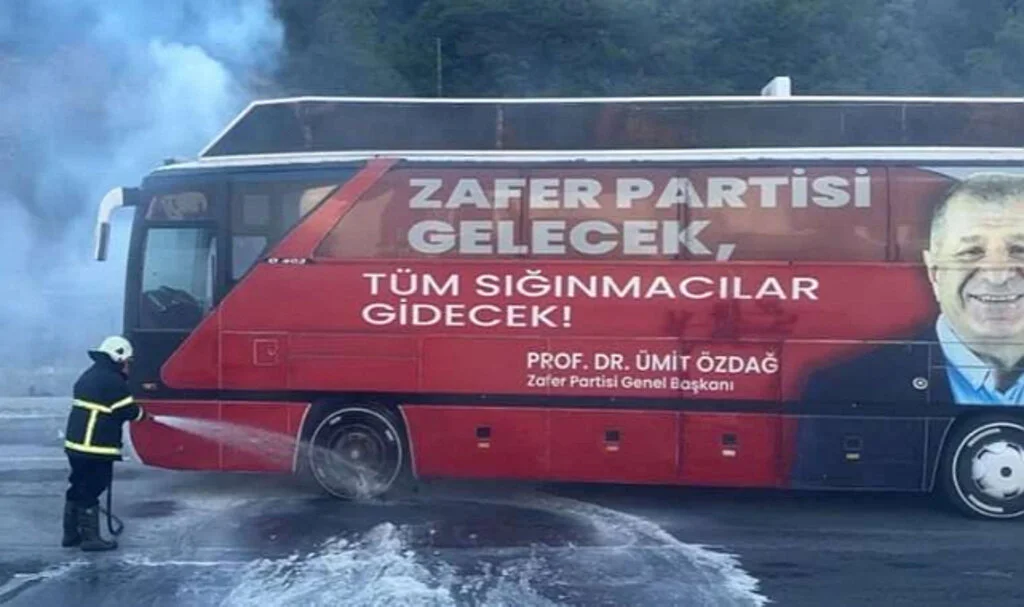 Ankara’ya yürüyecekti: Ümit Özdağ'ın otobüsünde yangın!