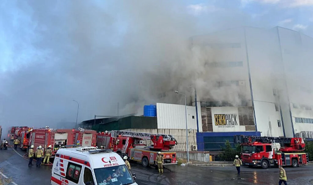 Arnavutköy Akpınar Sanayi Bölgesi’nde 4 Katlı Cam Üretim Fabrikasında Yangın