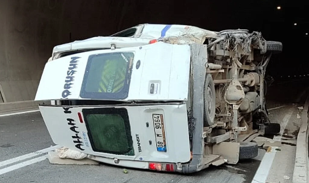 Artvin'de minibüsün devrildiği kazada 11 kişi yaralandı
