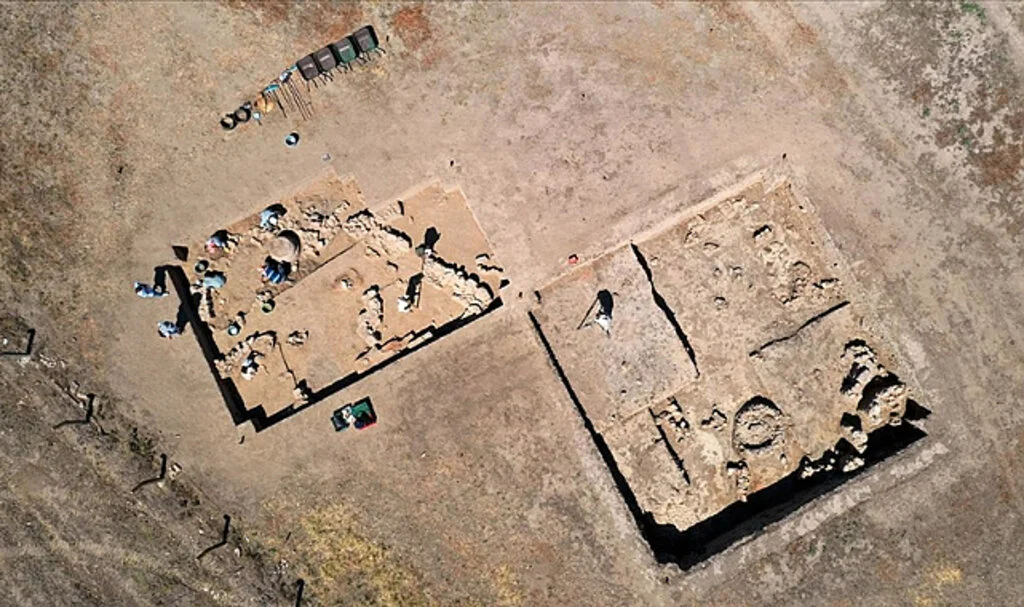 Aydın Tepecik Höyüğü'ndeki Kazıda Saray Benzeri Yapı ve Tahıl Küpleri Bulundu