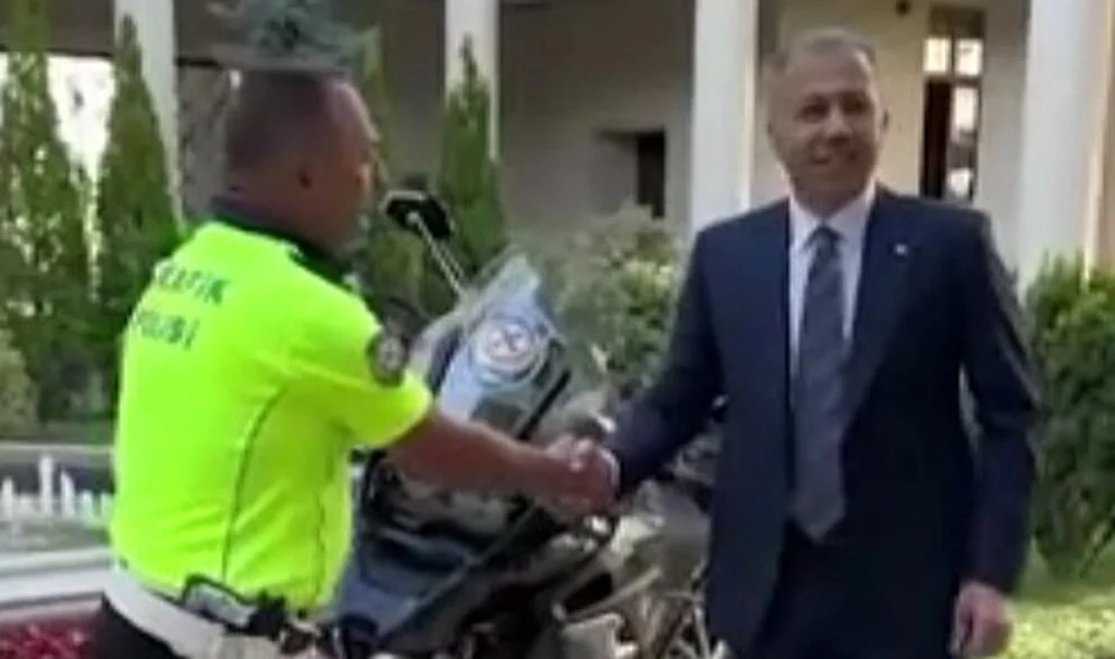 Bakan Yerlikaya’dan O Polise Hediye Motosiklet