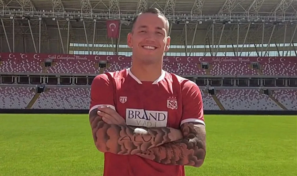 Barcelona ve Inter'in eski golcüsü resmen Sivasspor'da