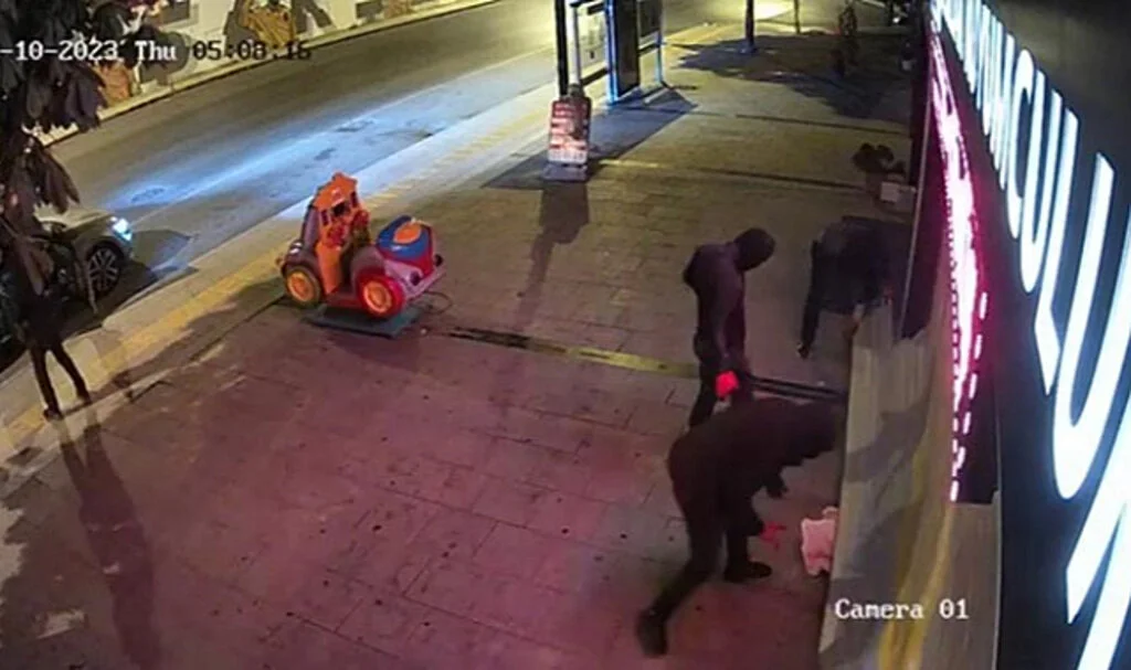 Başakşehir’de Oynayarak Geldikleri Kuyumcuya Sürünerek Girdiler