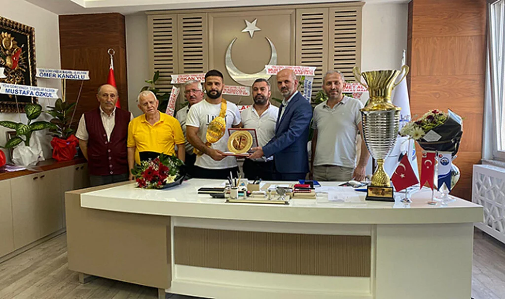 Başpehlivan Serhat Gökmen Ladik'te Coşkuyla Karşılandı