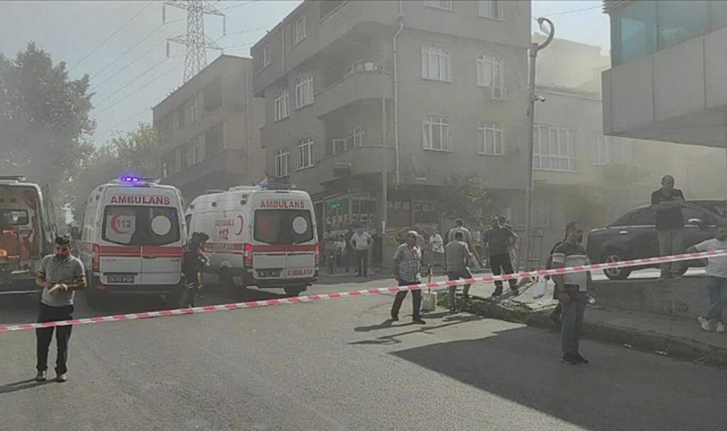 Bayrampaşa'da Bir İş Merkezinde Çıkan Yangına İtfaiye Ekiplerince Müdahale Ediliyor