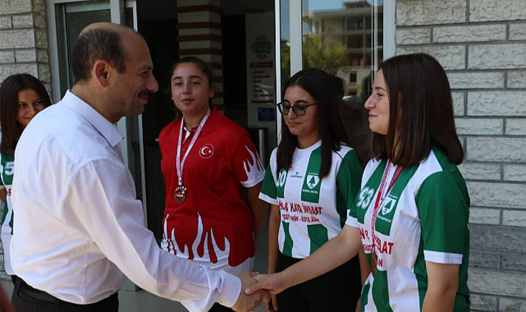 Bocce Şampiyonları Samsun Gençlik ve Spor İl Müdürü Feyzullah Dereci'nin yanında